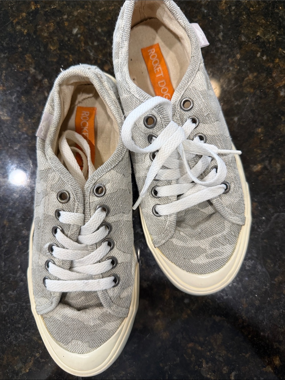 Tennis shoes rocket dog sz 6